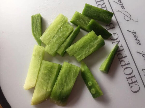 Peel Shawo radish and cut into thick strips