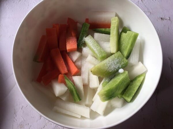 Put the radish strips into the container and knead it by hand repeatedly until water comes out and marinate it for 1 hour