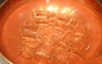 Wash the jam jar, put it into the pot, add water to the bottle, boil it for 10 minutes, put the cap into the pot after turning off the heat, continue to disinfect it for 10 minutes