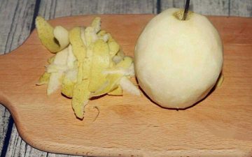 Wash white pear, peel and core. Slice thinly.