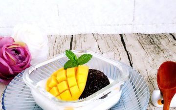 Mango white snow black glutinous rice sweet.