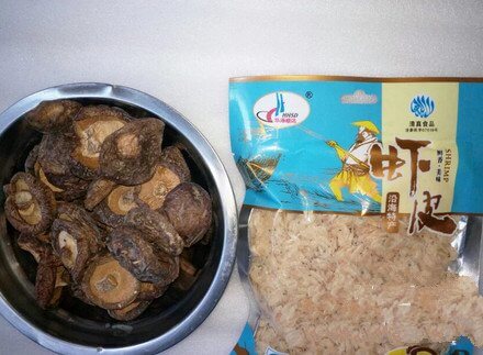 Prepare dried mushrooms and shrimps