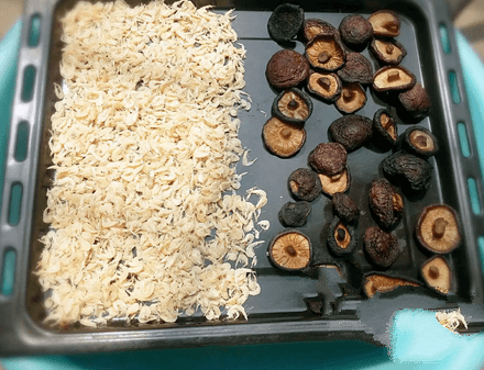 Place the shrimps and mushrooms in a baking pan