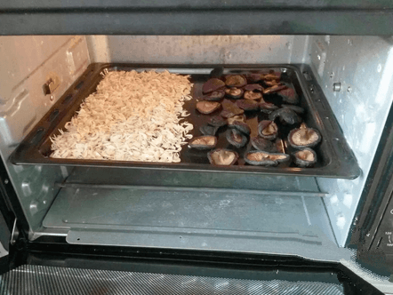 Bake in the oven at 100 ° c for 2.5 hours