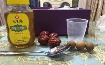 Two small bowls of beans are the measuring cups in the picture. Longan 3 after shucking and red dates with hot bubble for a while, red dates and longan go to the core, in order to facilitate the boiling can be red dates and longan cut small spare.