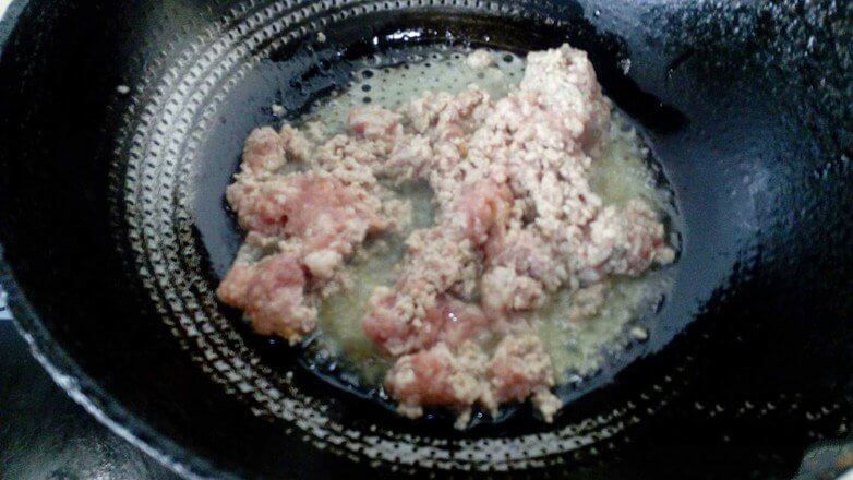 Heat up the oil and fry the minced meat
