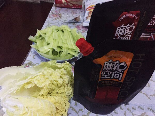 Wash the dishes and cut them into a plate,