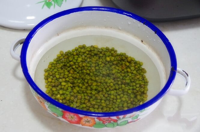 Soak mung beans in clean water
