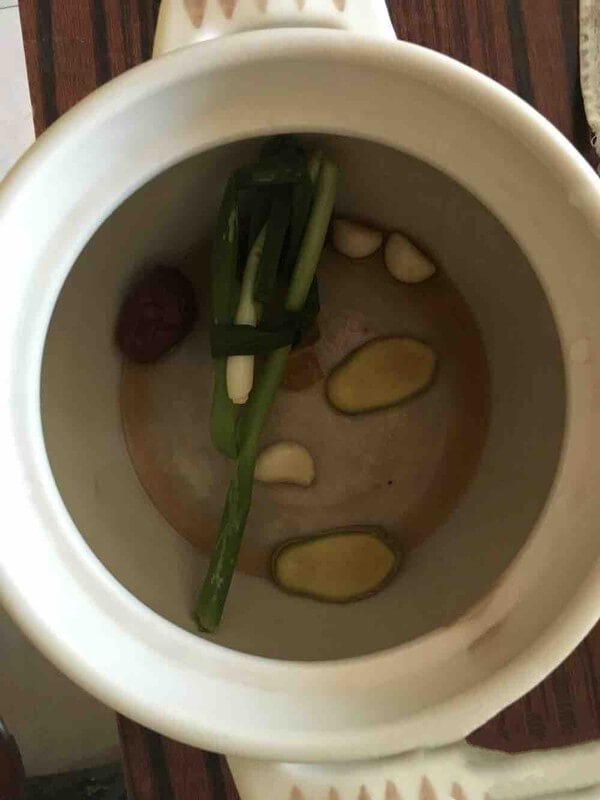 Put shallot, ginger, garlic