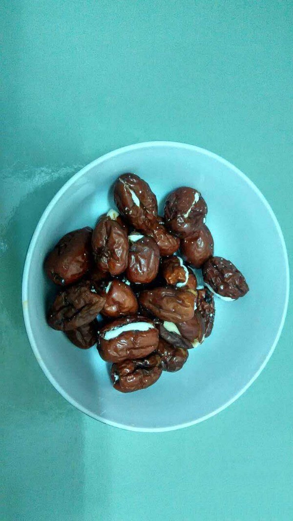 Prepare red dates and glutinous rice.
