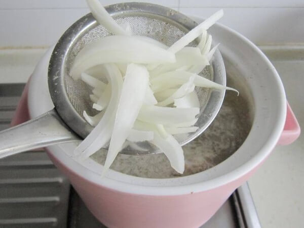 Add onion shreds and simmer over low heat to stew about 50 minutes