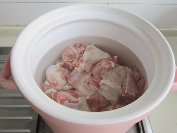 Add the lamb legs in the pot when the water is cold