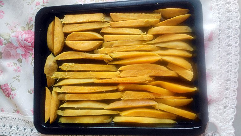 Brush the oil on the baking pan