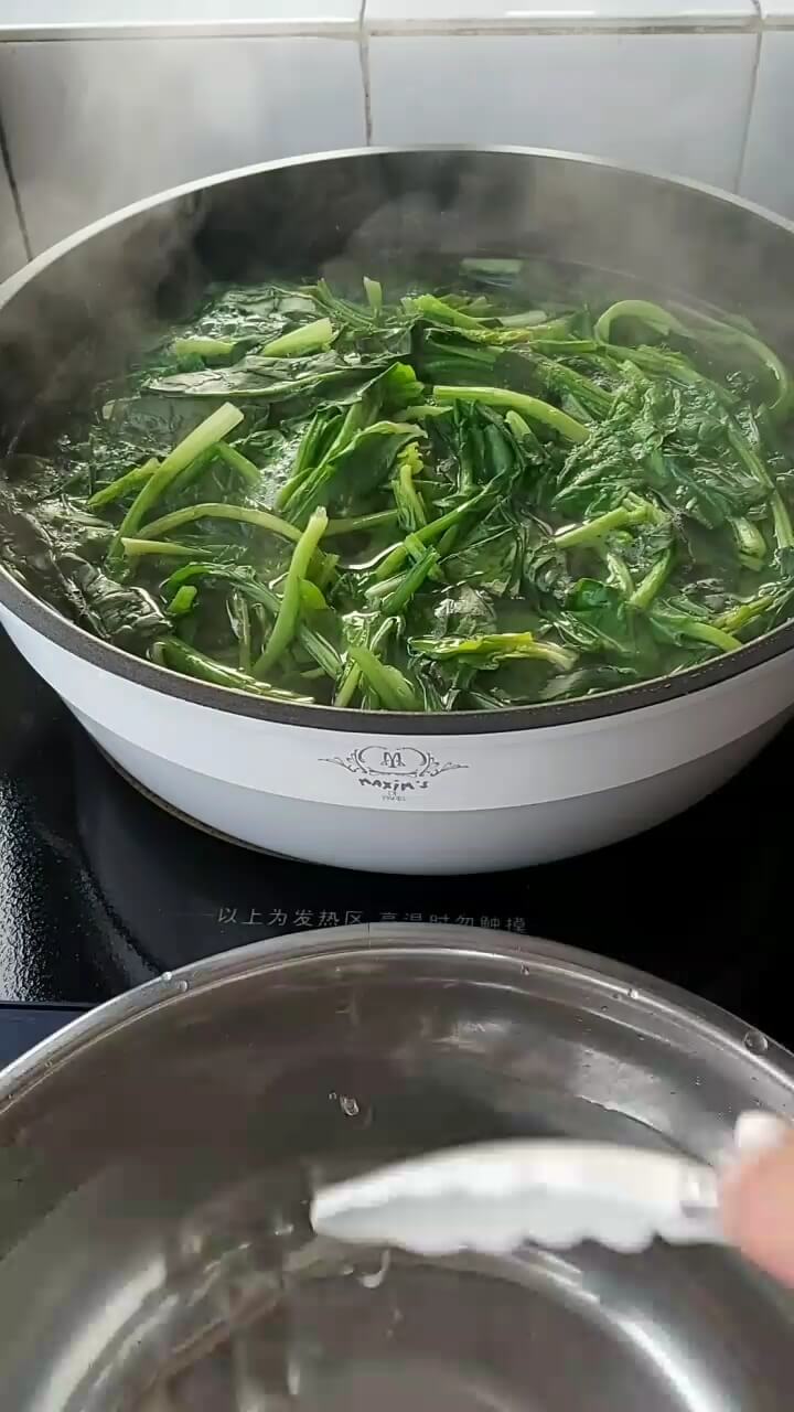 Wash the spinach clean and blanch