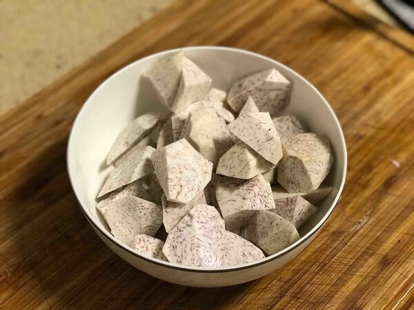 Wash Lipu taro first, peel and cut into large pieces