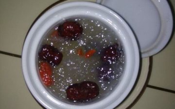 Braised Bird's Nest with Rock Sugar and Red Dates.