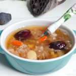 The nutrients of the red date wolfberry are fully integrated into the white fungus soup.