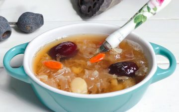 The nutrients of the red date wolfberry are fully integrated into the white fungus soup.