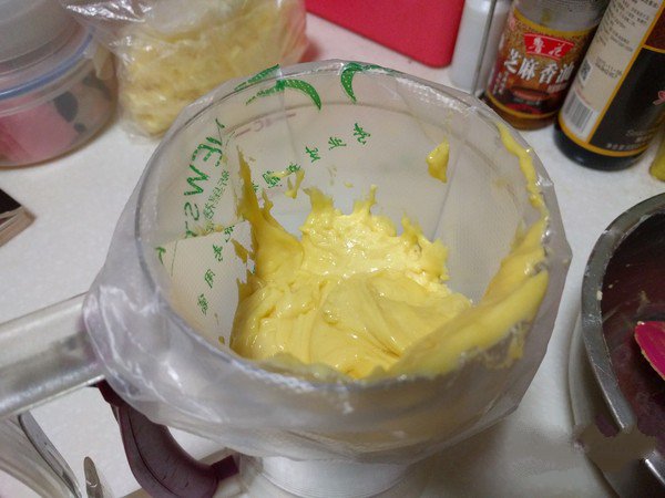 Place the bag into the mug