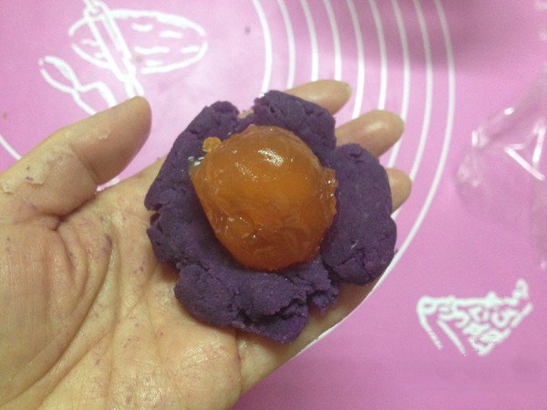 30 grams of purple potato stuffing into the egg yolk