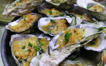 Steamed garlic oysters.