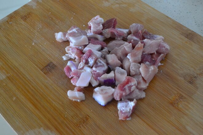 Pork cut into radish-sized pieces