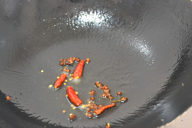 Put oil in the pan, pepper segments and peppercorns until fragrant