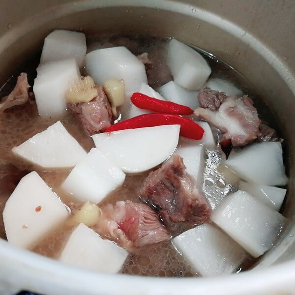 Add another spoonful of salt and chicken essence and stir-fry for one minute