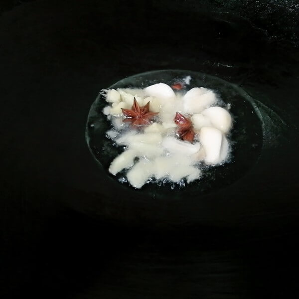 Heat the pan to 70%, put a small amount of peanut oil,