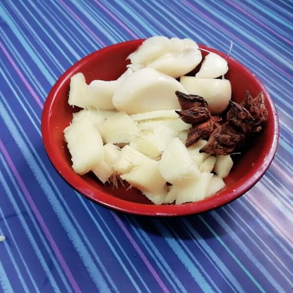 Peel and cut ginger and garlic seeds into slices, take three-star anise, wash and put together.