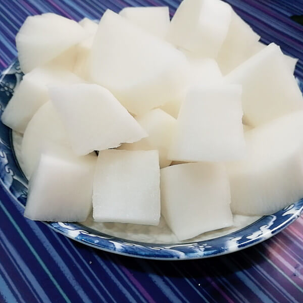 Wash the white radish, peel it and cut it into pieces.