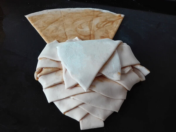 Cover the adjacent noodles on this noodle and cover them in turn to form a round cake,