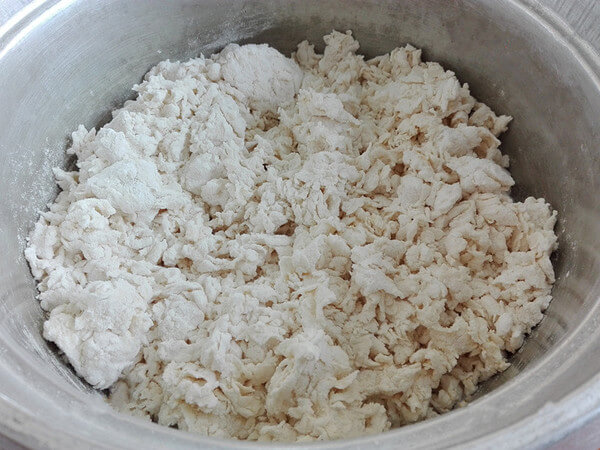 Mix flour and yeast, slowly pour warm water, stir with chopsticks into a floc while pouring