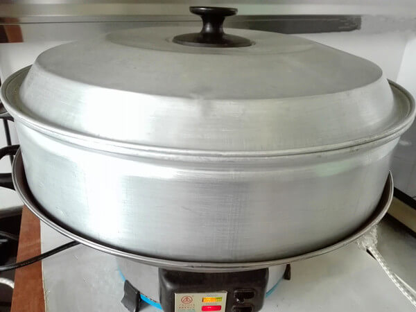 Put in a steamer, boil the water over high heat,