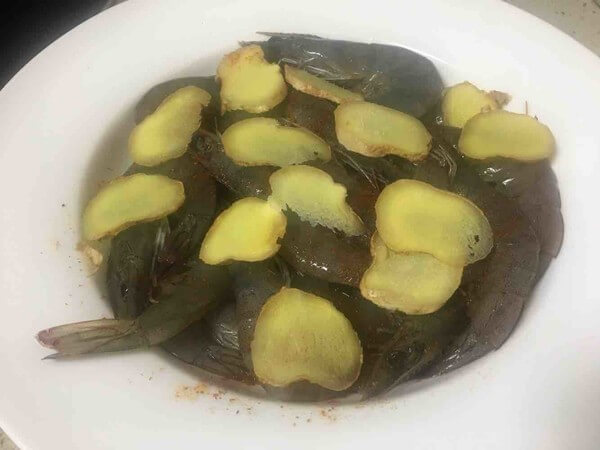 Wash the shrimp to remove the beard, add cooking wine, chili powder, ginger slices to marinate.