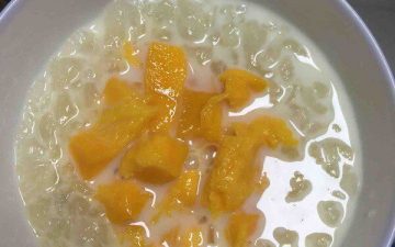 Add the mango cubes to the chilled stewed milk snow clams