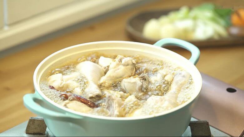 Put the cooked chicken, dried red pepper,