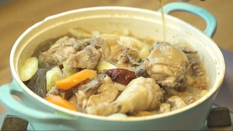 When the water is boiled thickly, add the vermicelli and sesame oil, then put in a bowl