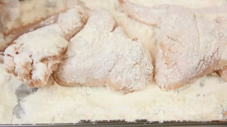 Mix flour and starch and spread evenly on chicken wings