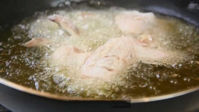 Put chicken wings in edible oil preheated to 170°C