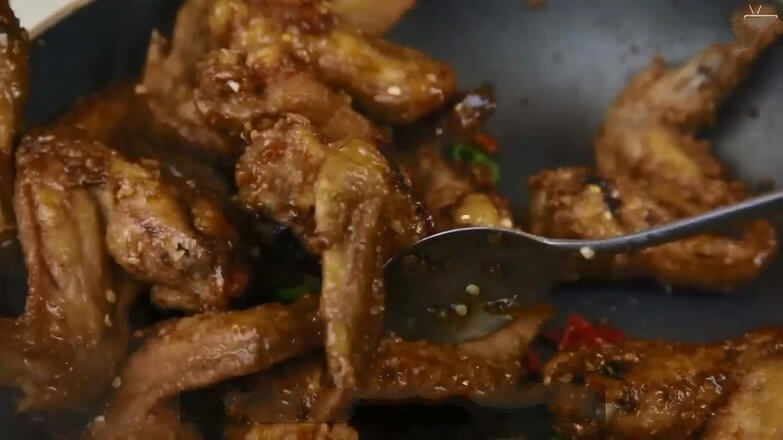 Put the fried chicken and chili into the pot and stir quickly