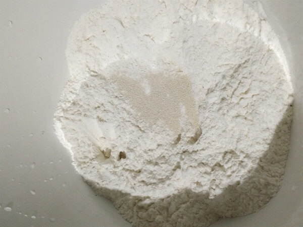 Mix high-gluten flour and yeast. Add salt.