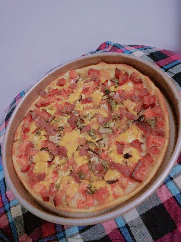 Pizza with Ham and Mushrooms.