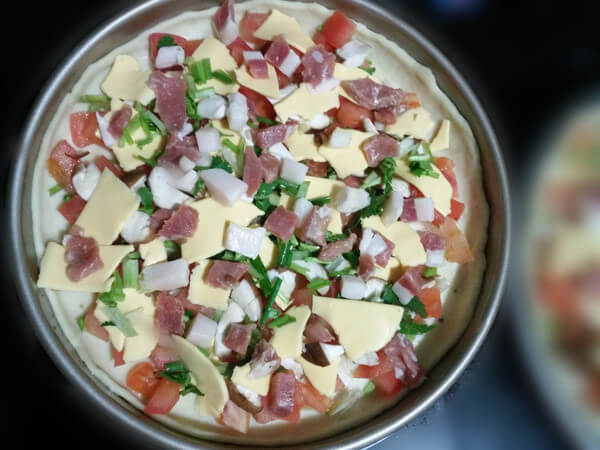 Sprinkle with one-centimeter ham and minced shallots.