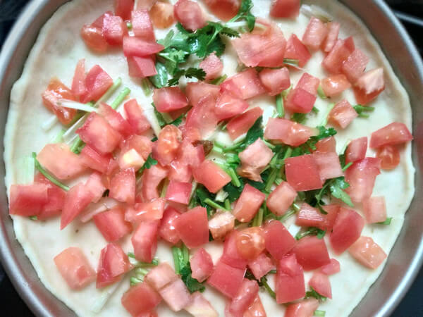 Sprinkle with tomatoes cut into a centimeter size. Sprinkle with pizza grass.