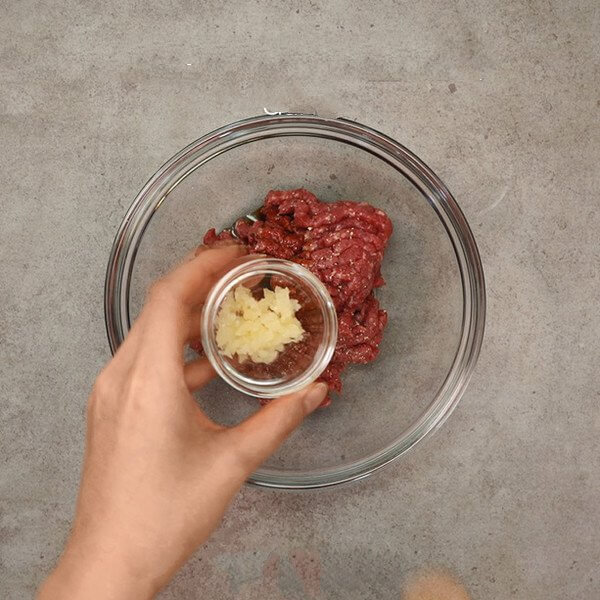 Beef is marinated with soy sauce, cooking wine, minced garlic, pepper, etc.