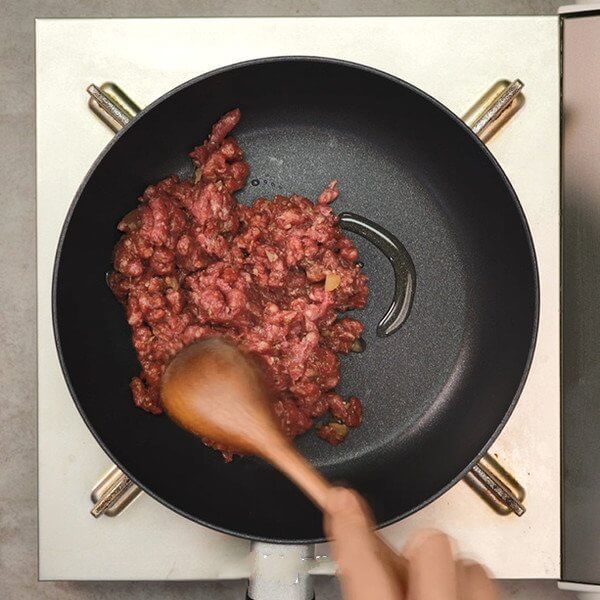 Pour a small amount of oil into a preheated pan, fry the beef and set aside