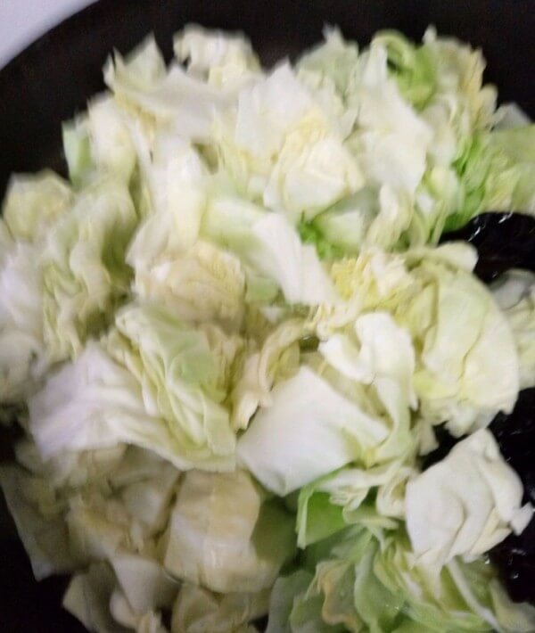 Cook a pot of boiling water, turnips are not cooked well, first turn turnips