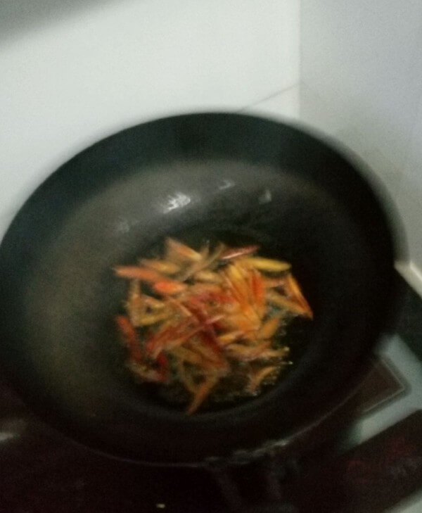 Hot oil in the pot, add pepper, pepper