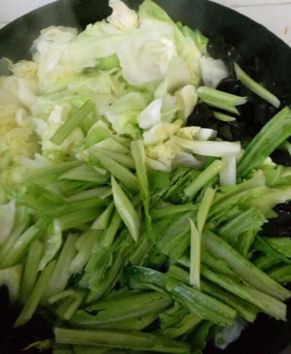 Kohlrabi is slightly softer. Add fungus, celery, oil wheat and cook until well cooked.